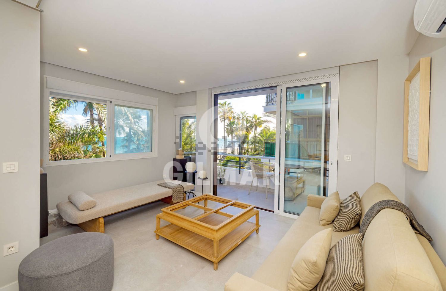 Appartement en première ligne de plage à Estepona — Séjour