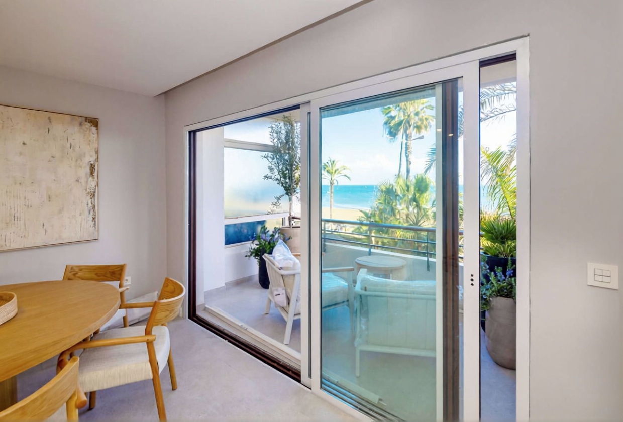 Beachfront flat in Estepona — Bedroom