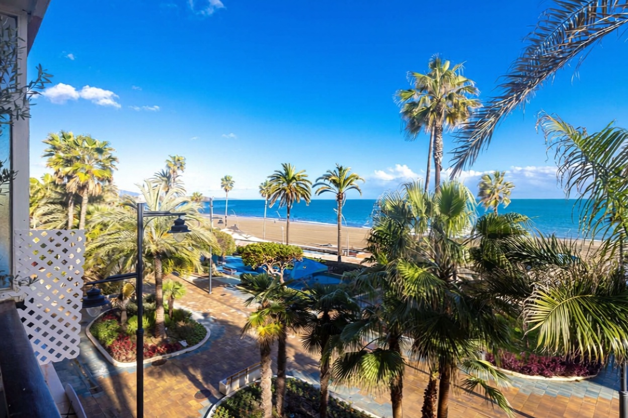 Beachfront flat in Estepona — Sea view