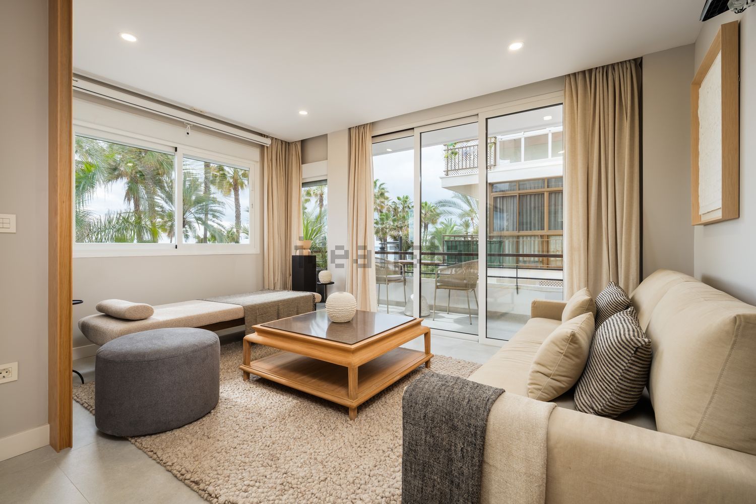 Appartement en première ligne de plage à Estepona — Séjour