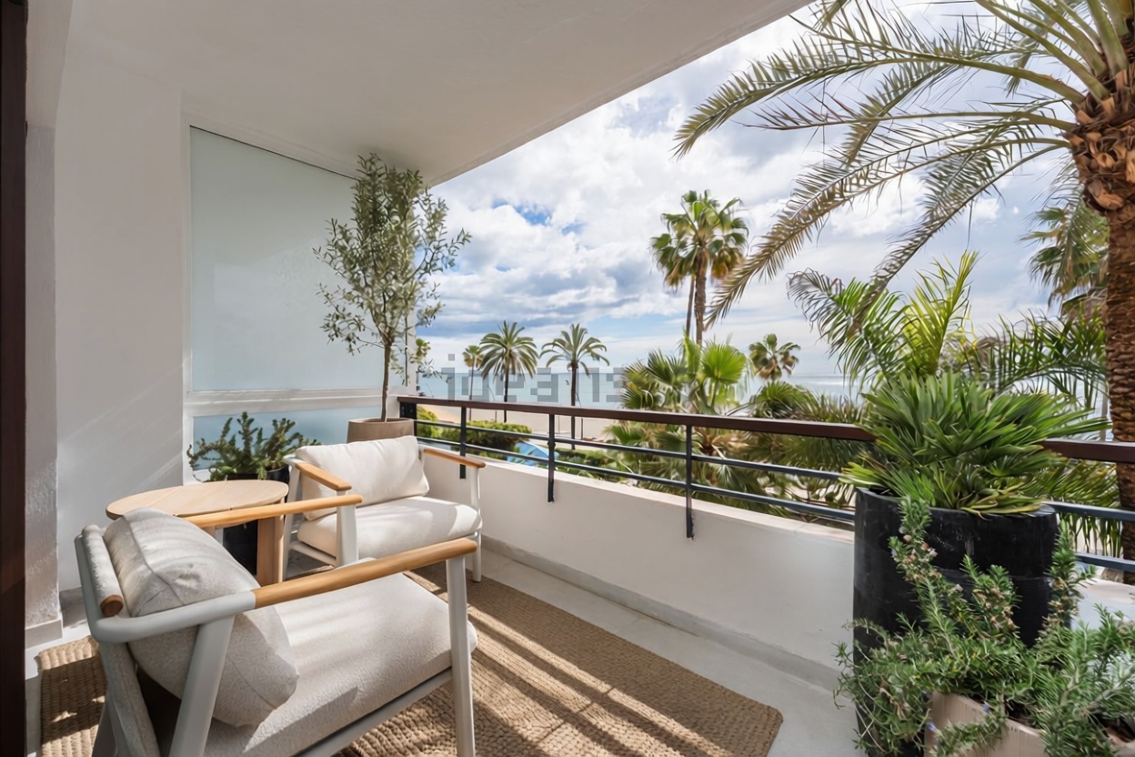 Beachfront flat in Estepona — Sea terrace