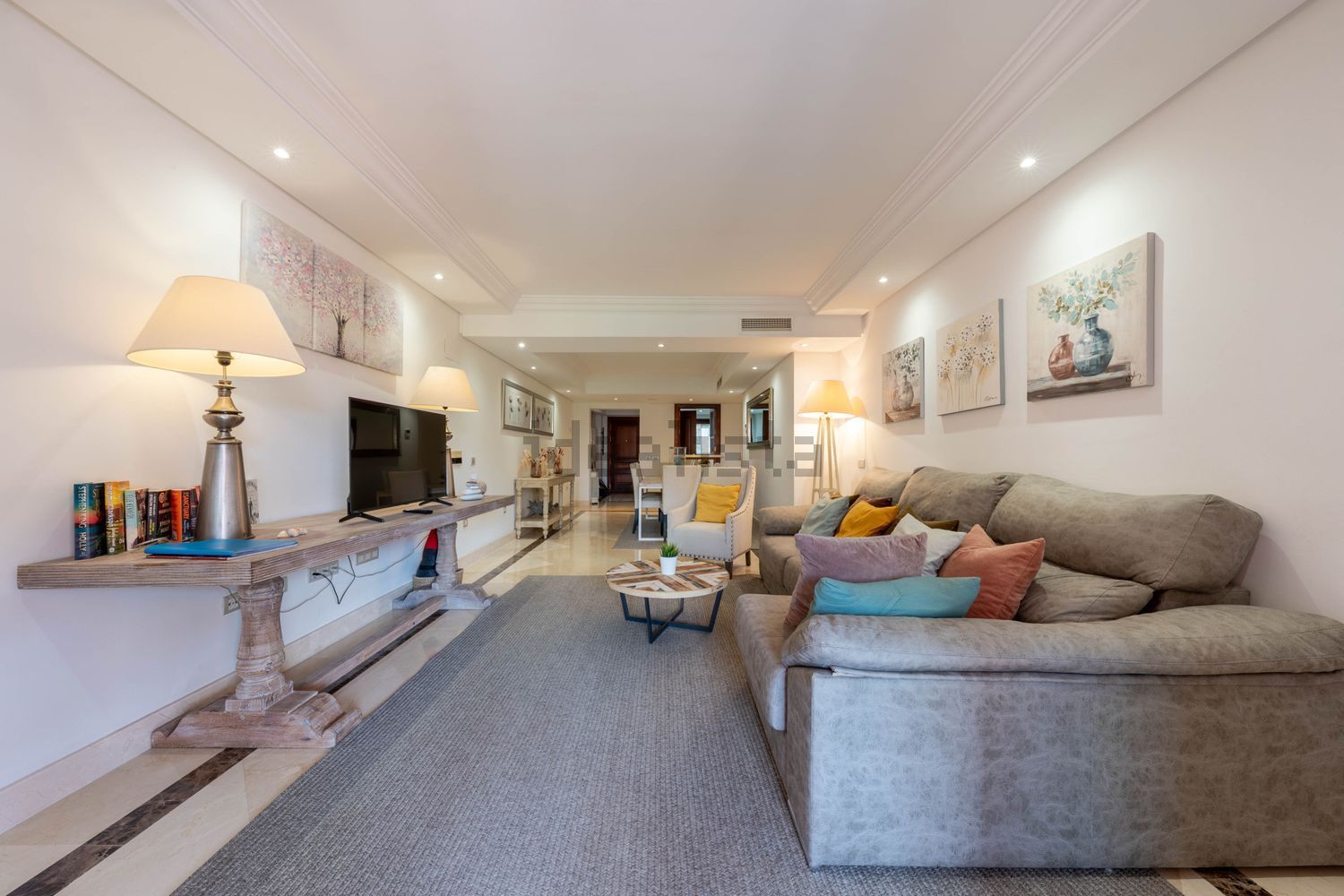 Beachfront flat in Estepona — Living room