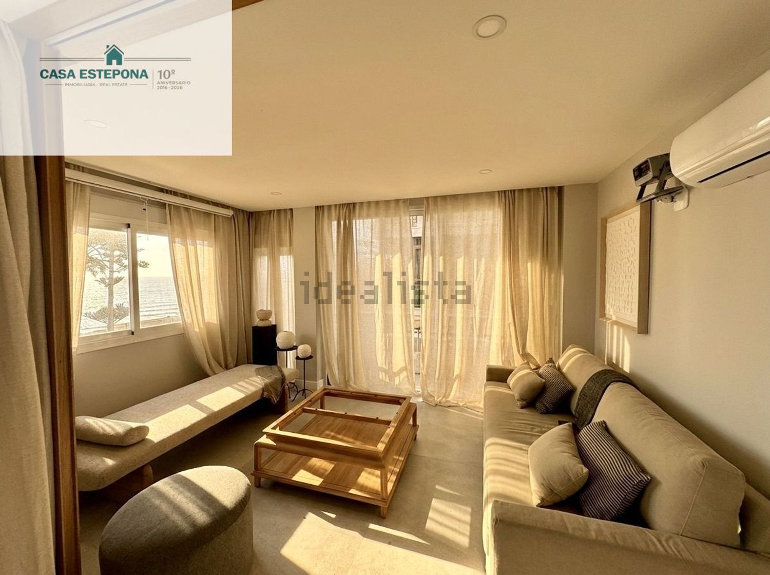 Beachfront flat in Estepona — Living room