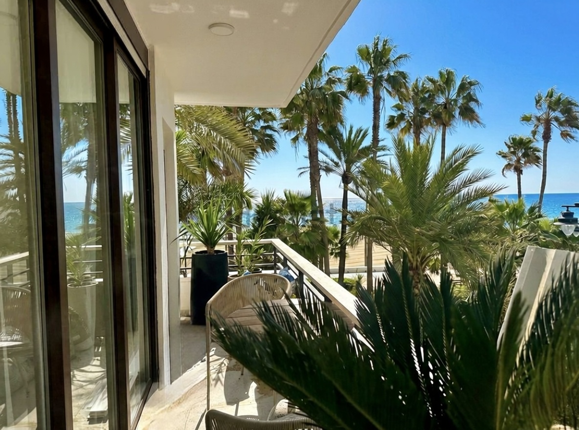 Beachfront flat in Estepona — Bedroom