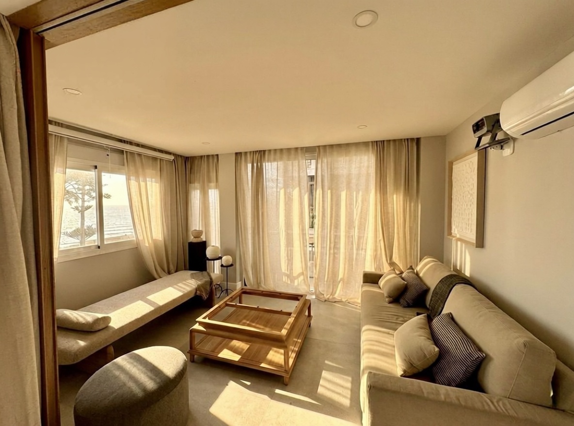 Beachfront flat in Estepona — Living room