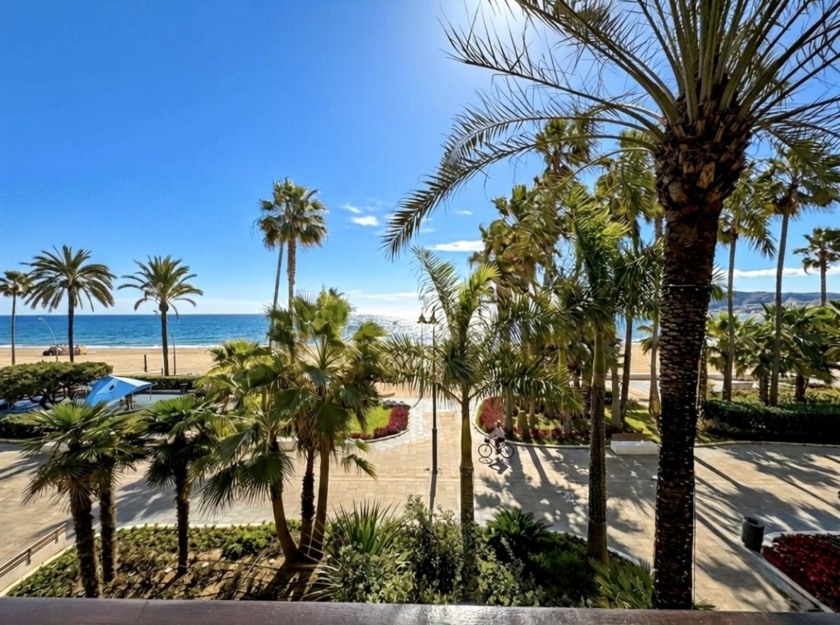 Beachfront flat in Estepona — Sea view