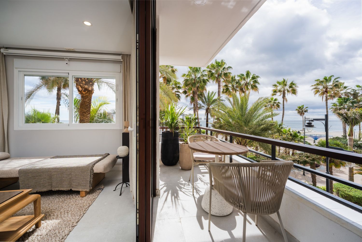 Beachfront flat in Estepona — Sea terrace
