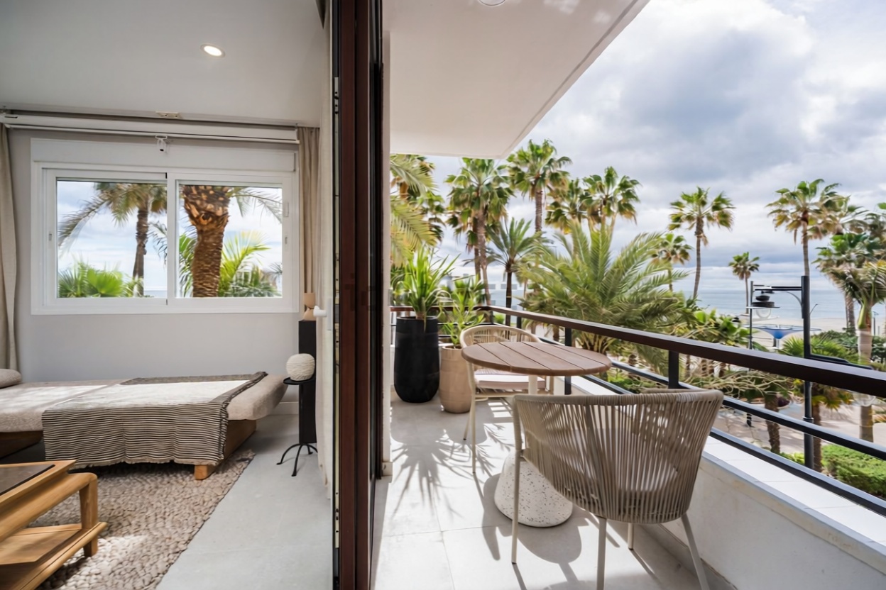 Beachfront flat in Estepona — Sea terrace
