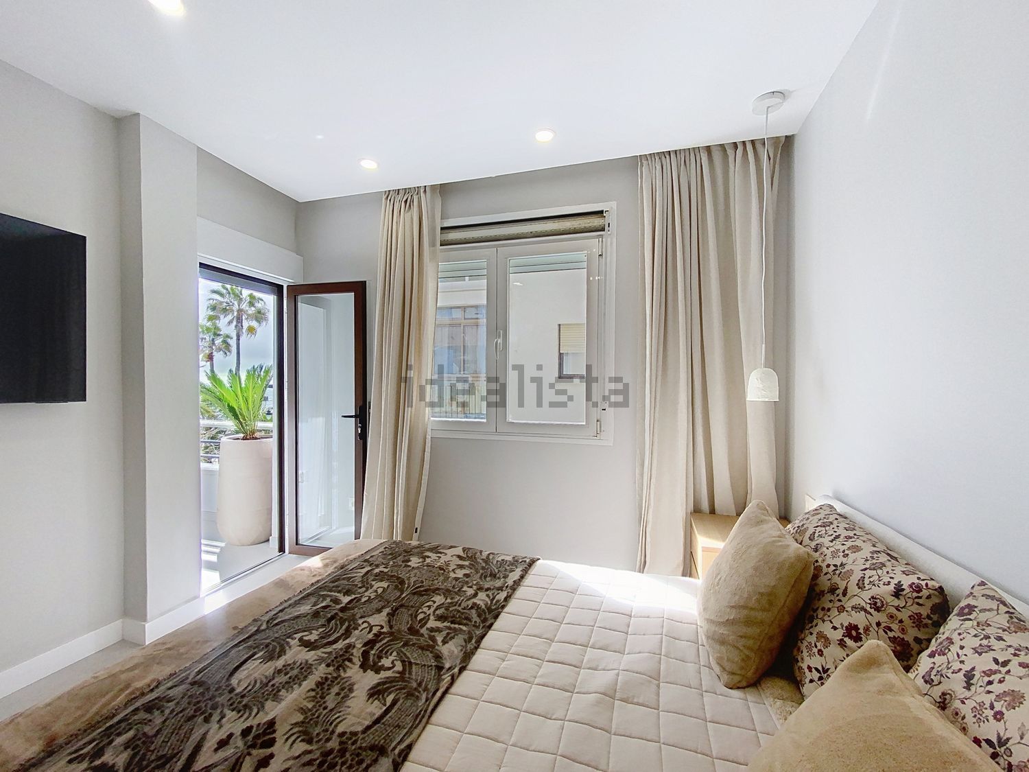 Beachfront flat in Estepona — Bedroom