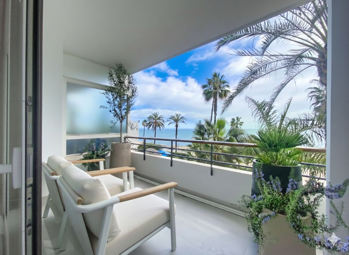 Beachfront flat in Estepona — Living room