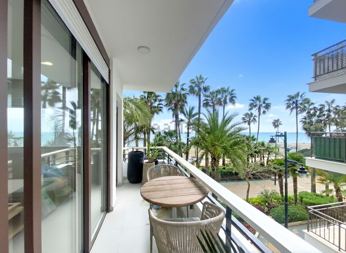 Beachfront flat in Estepona — Sea terrace