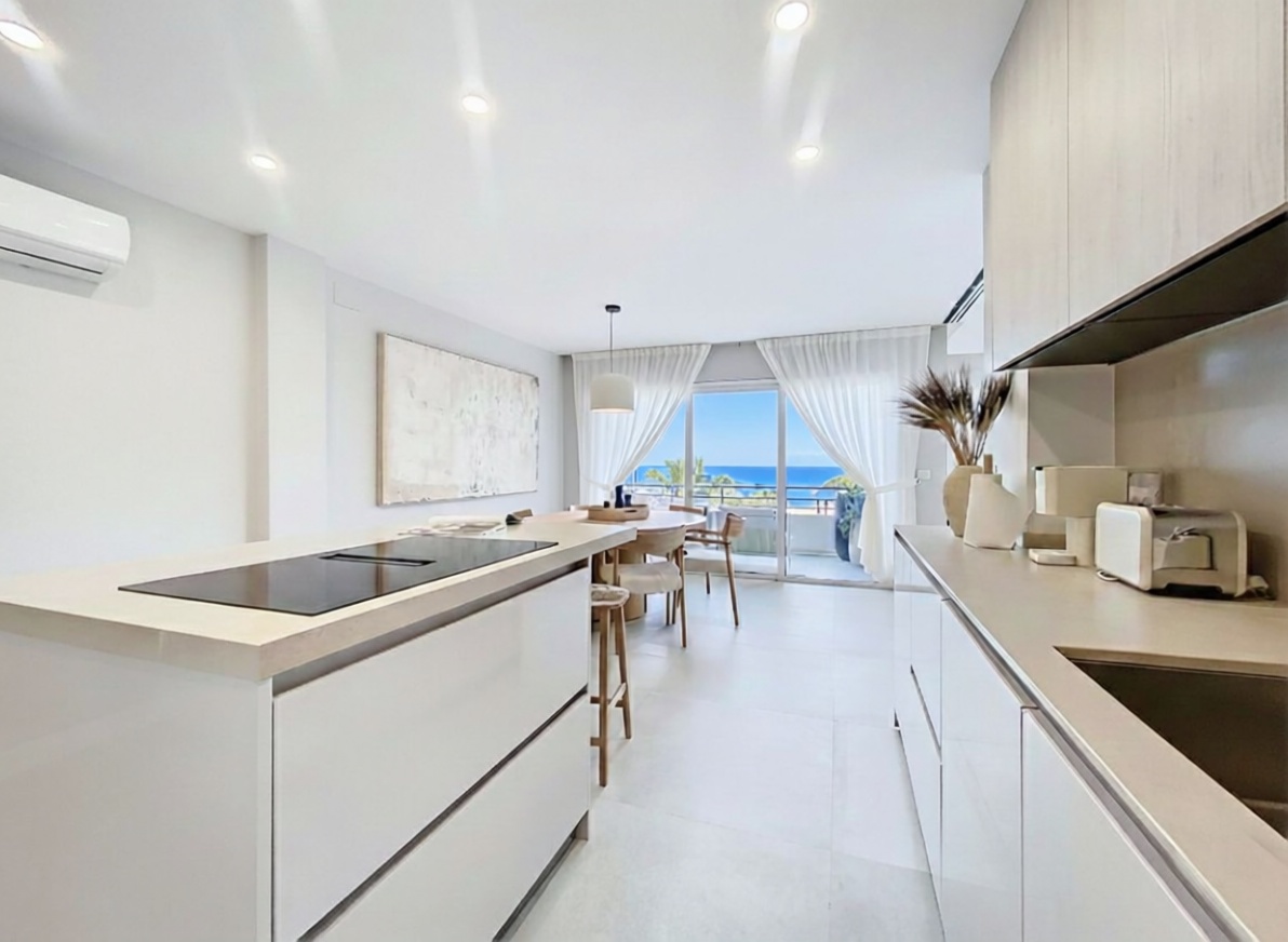 Beachfront flat in Estepona — Kitchen