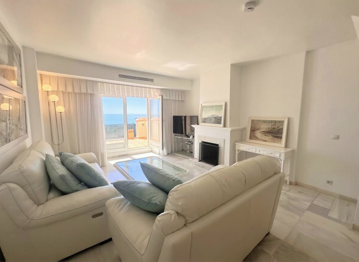 Chalet con acceso directo a playa en Estepona — Salón