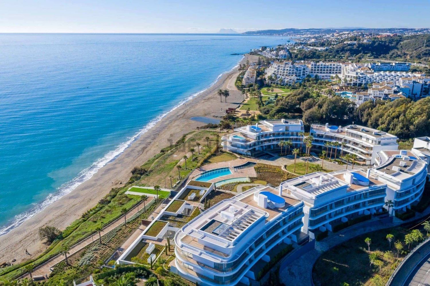 Beachfront flat in Estepona — Aerial