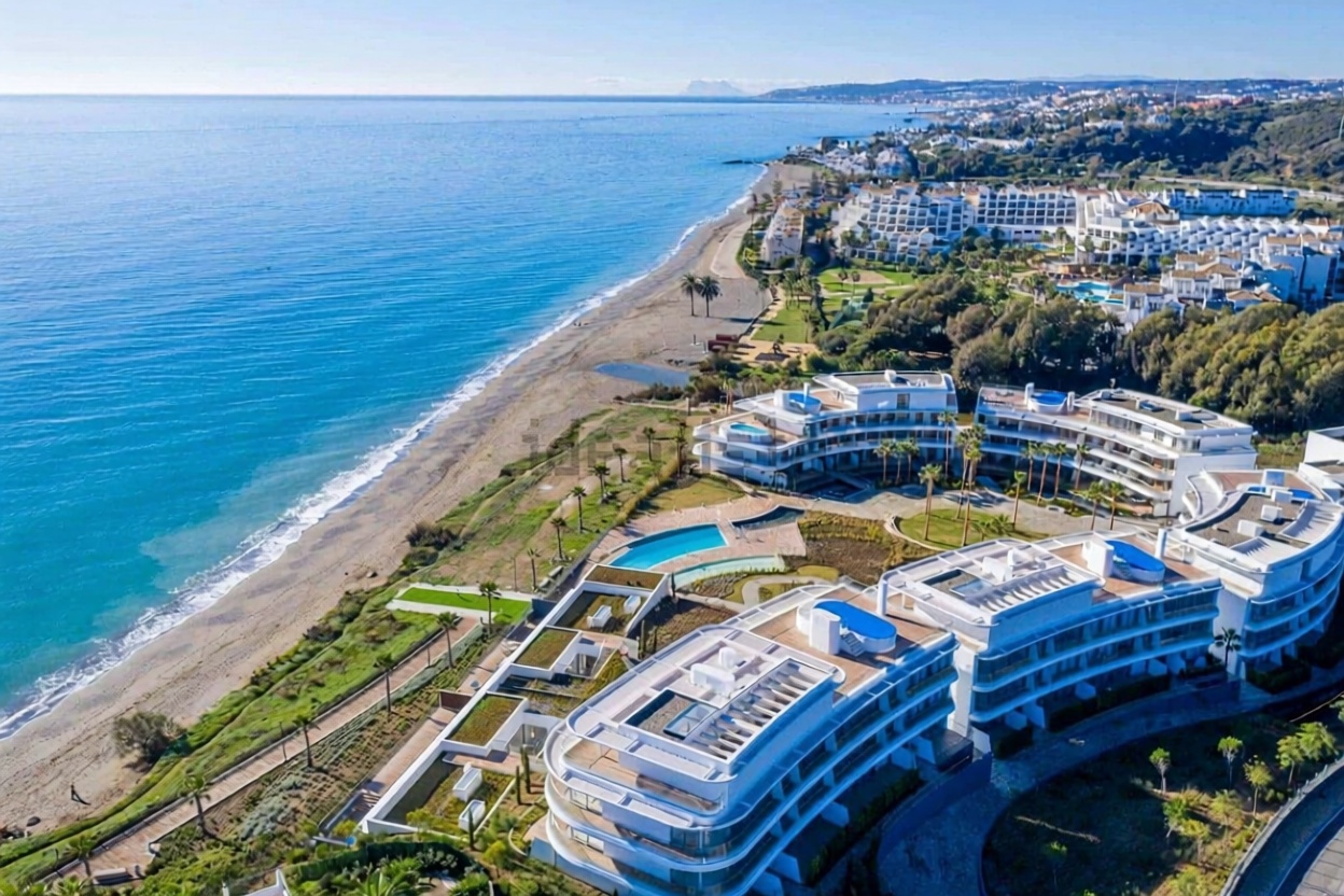 Apartamento em primeira linha de praia em Estepona — Aérea
