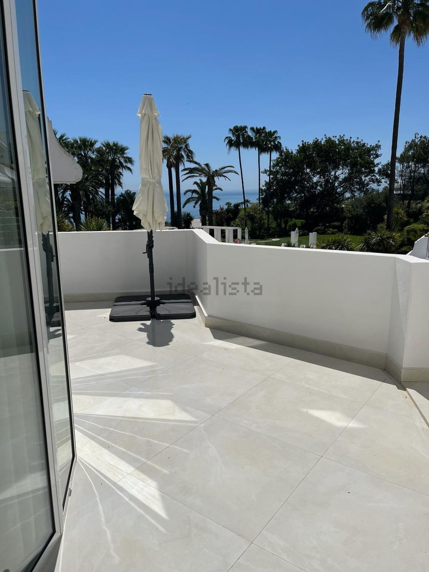 Beachfront flat in Estepona — Sea terrace