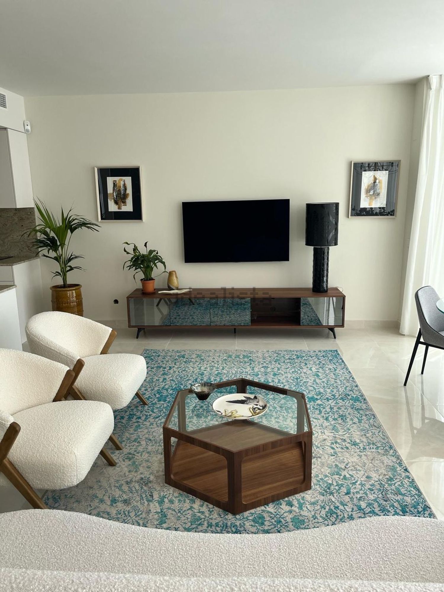Beachfront flat in Estepona — Living room
