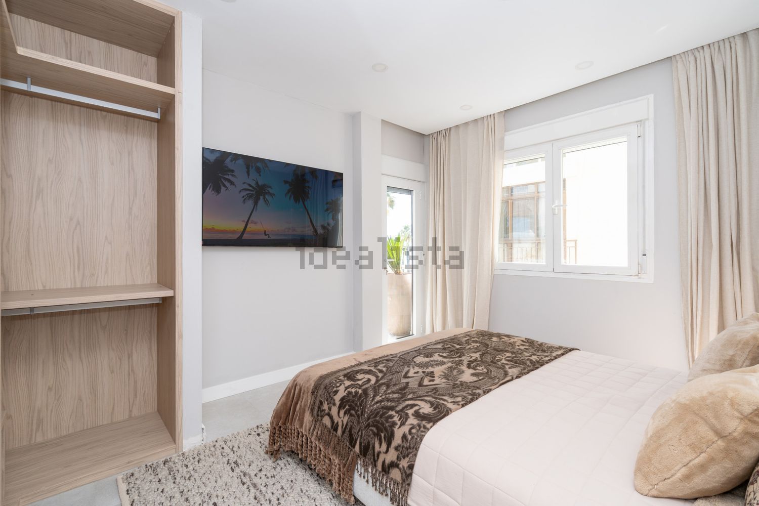 Beachfront flat in Estepona — Bedroom