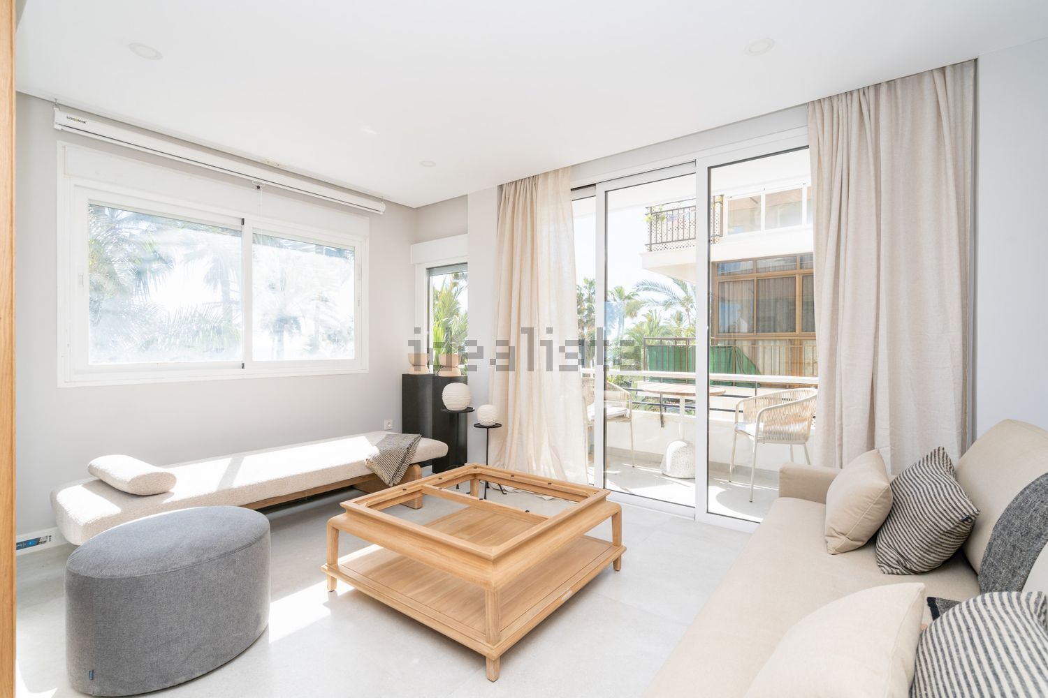 Beachfront flat in Estepona — Living room