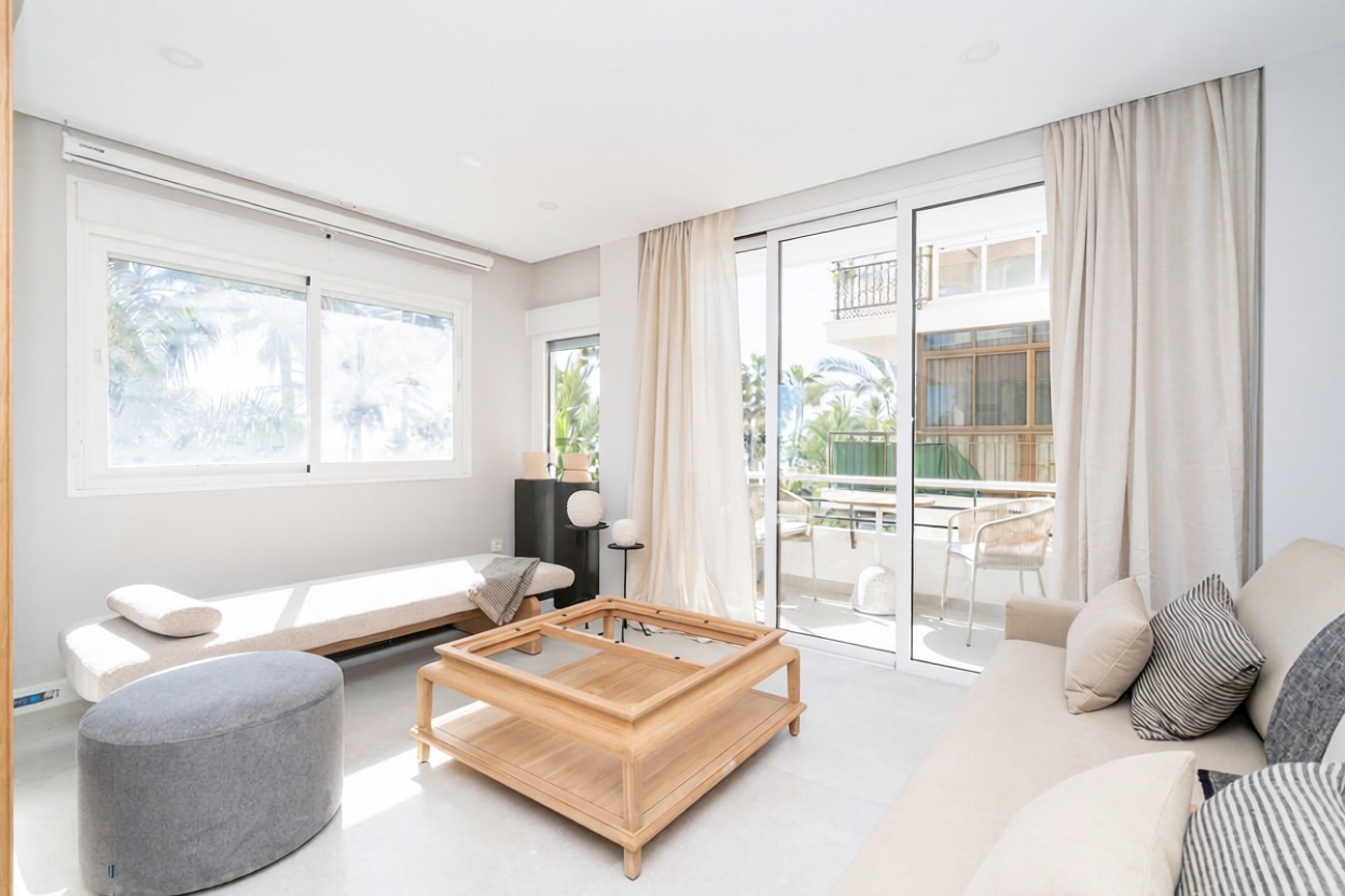 Beachfront flat in Estepona — Living room