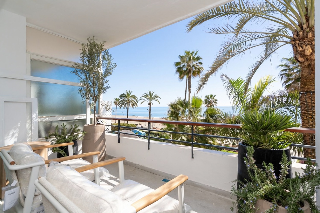Beachfront flat in Estepona — Sea terrace