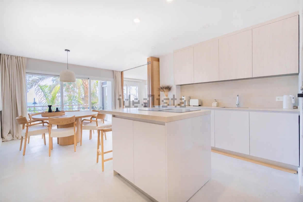 Beachfront flat in Estepona — Kitchen