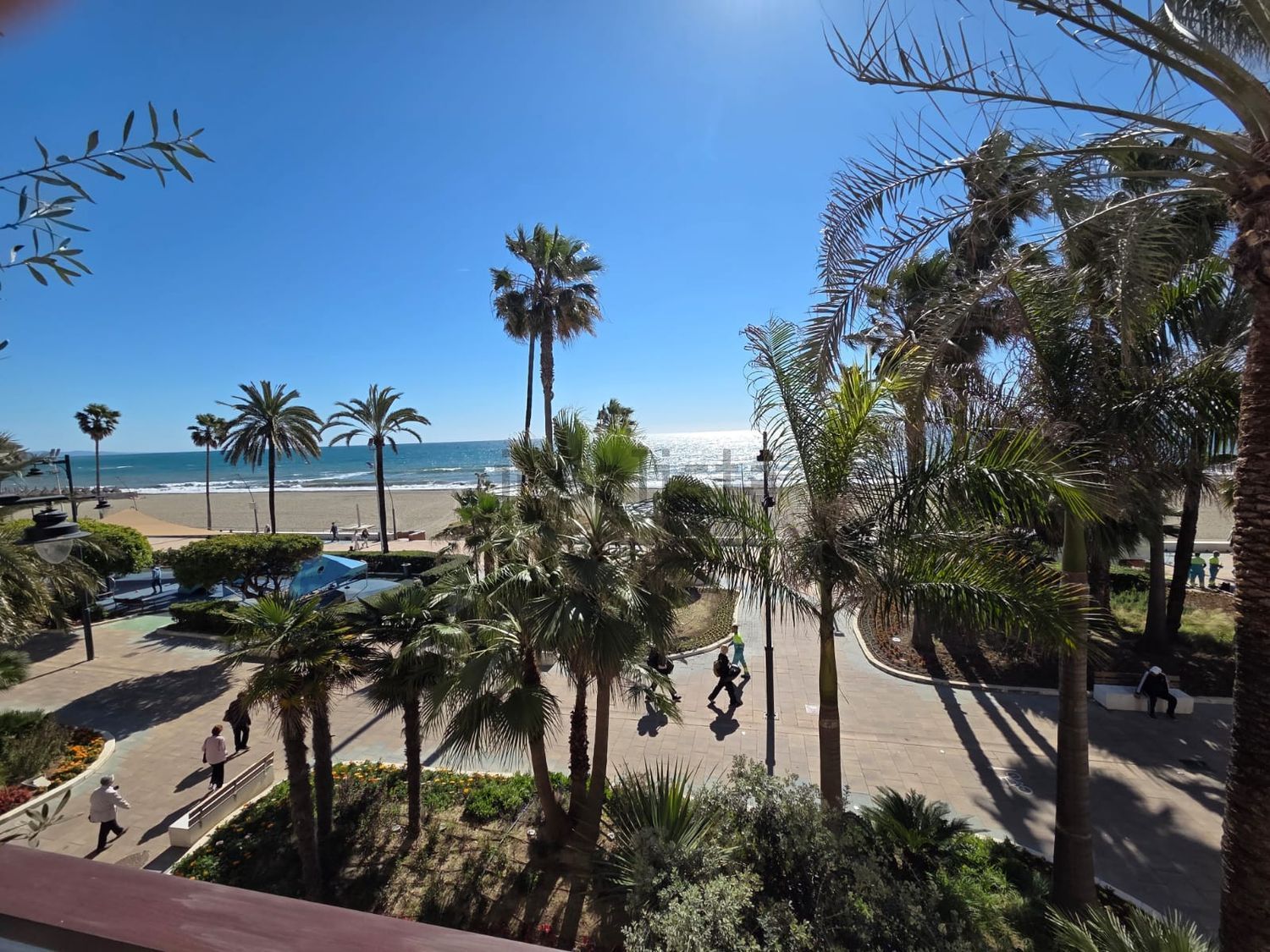 Beachfront flat in Estepona — Sea view