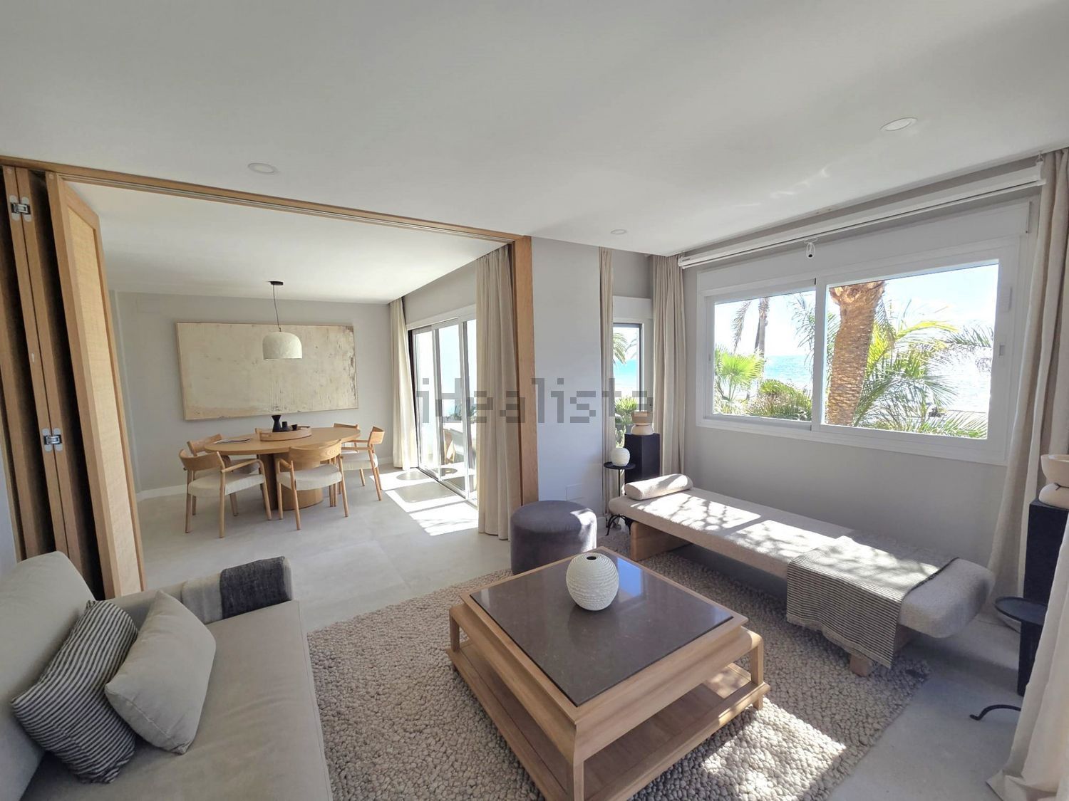 Beachfront flat in Estepona — Living room