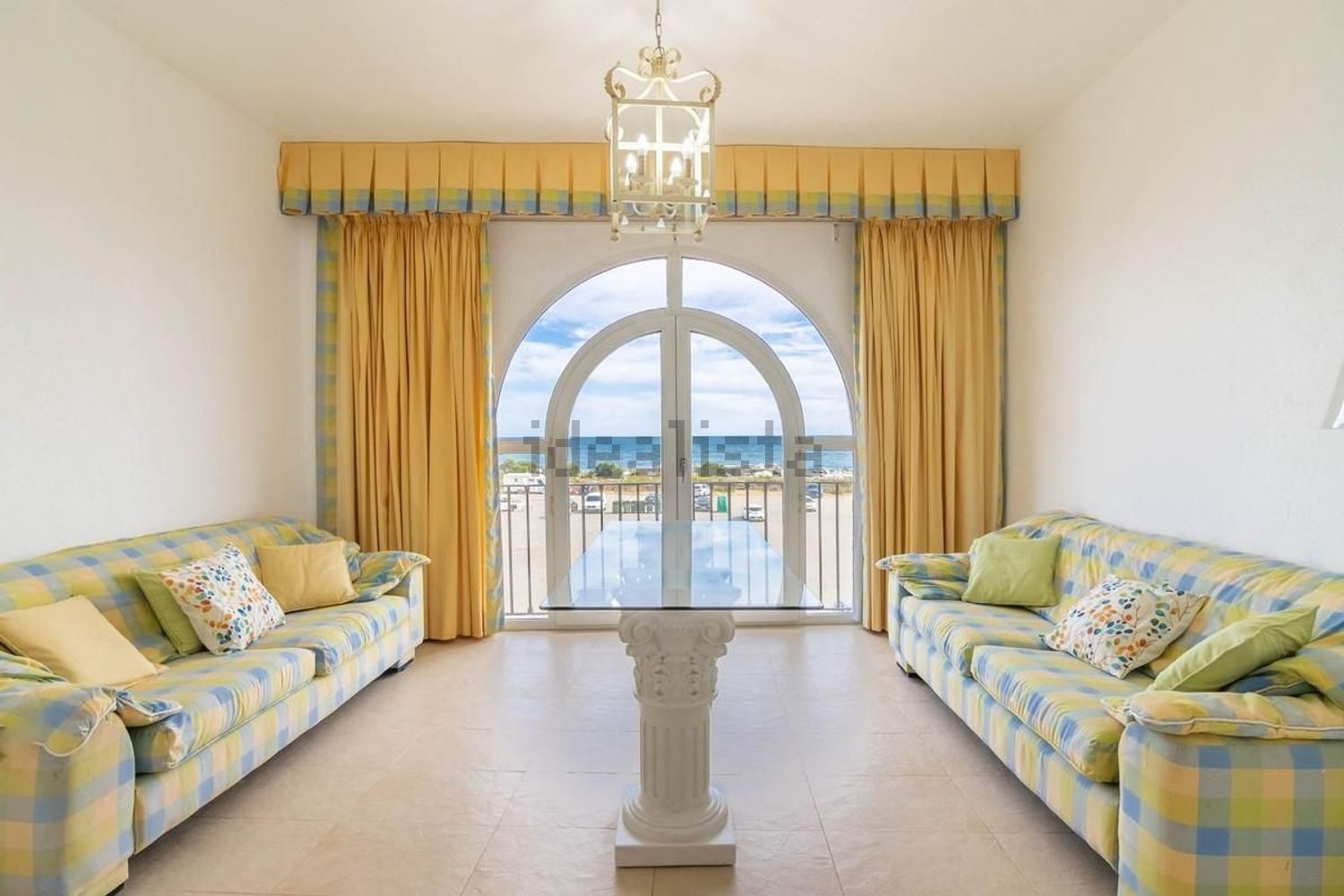 Chalet with direct beach access in Estepona — Living room