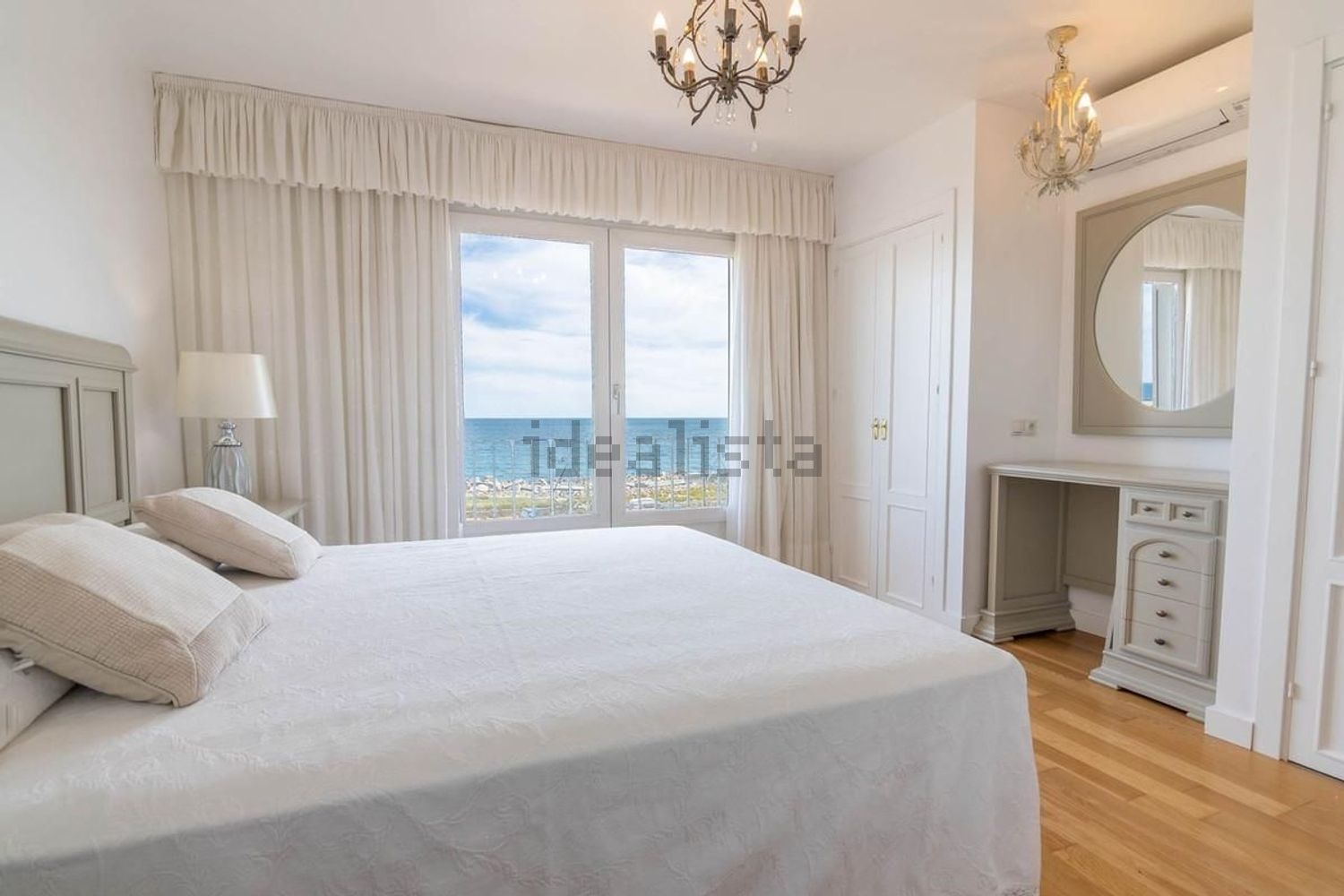 Chalet with direct beach access in Estepona — Bedroom