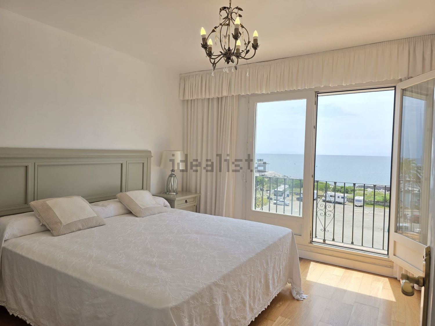Chalet with direct beach access in Estepona — Bedroom