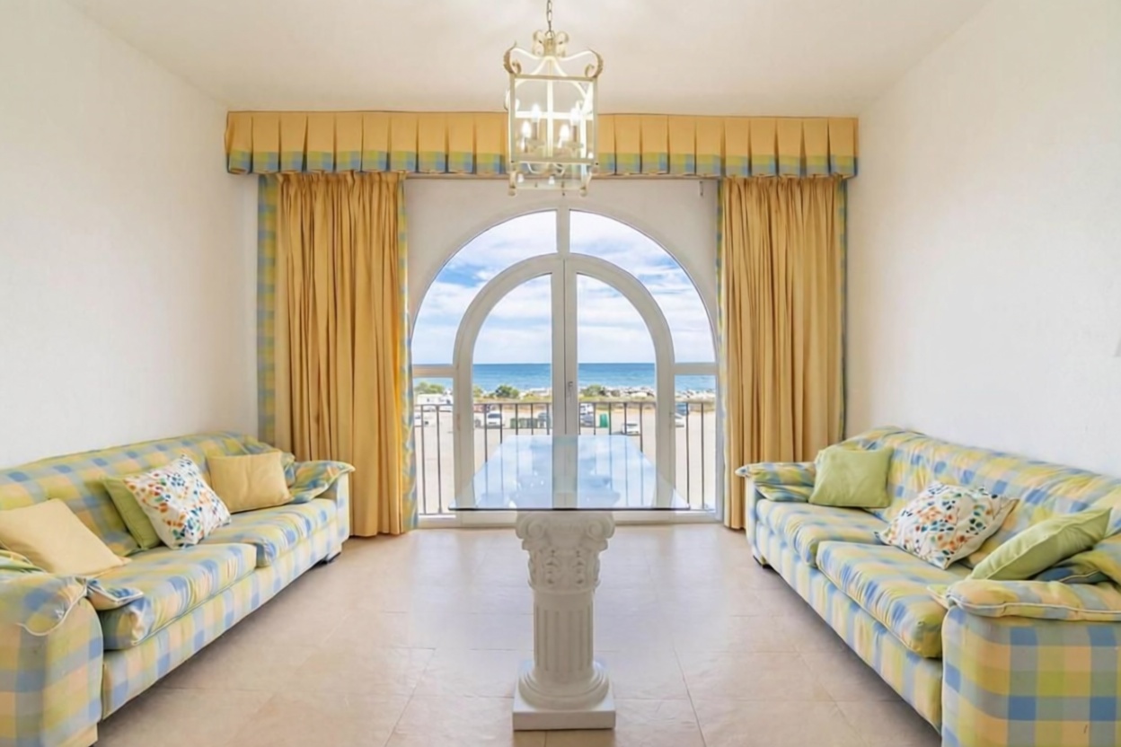 Chalet with direct beach access in Estepona — Living room
