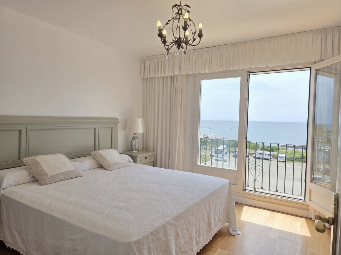 Chalet with direct beach access in Estepona — Bedroom