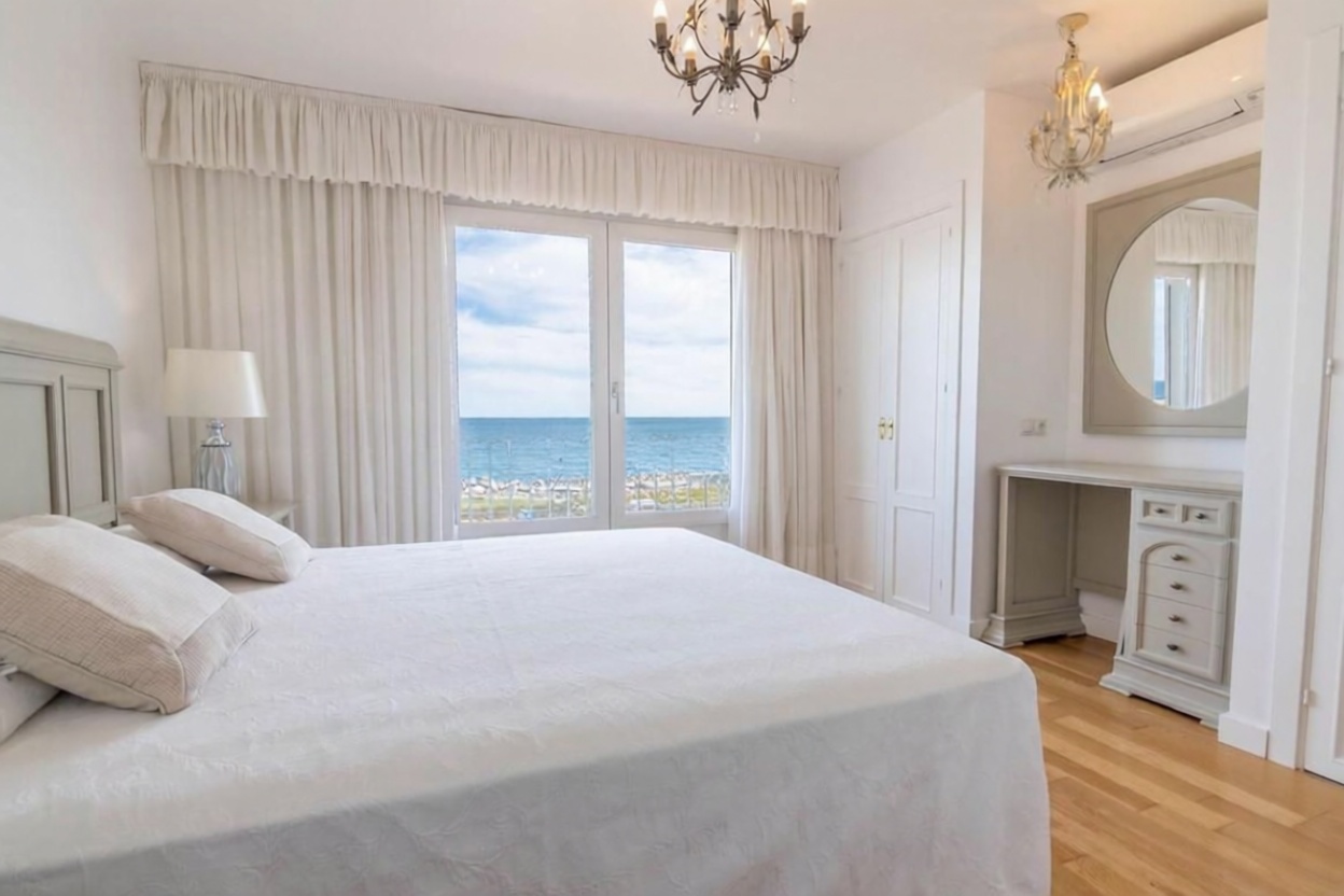 Chalet with direct beach access in Estepona — Bedroom