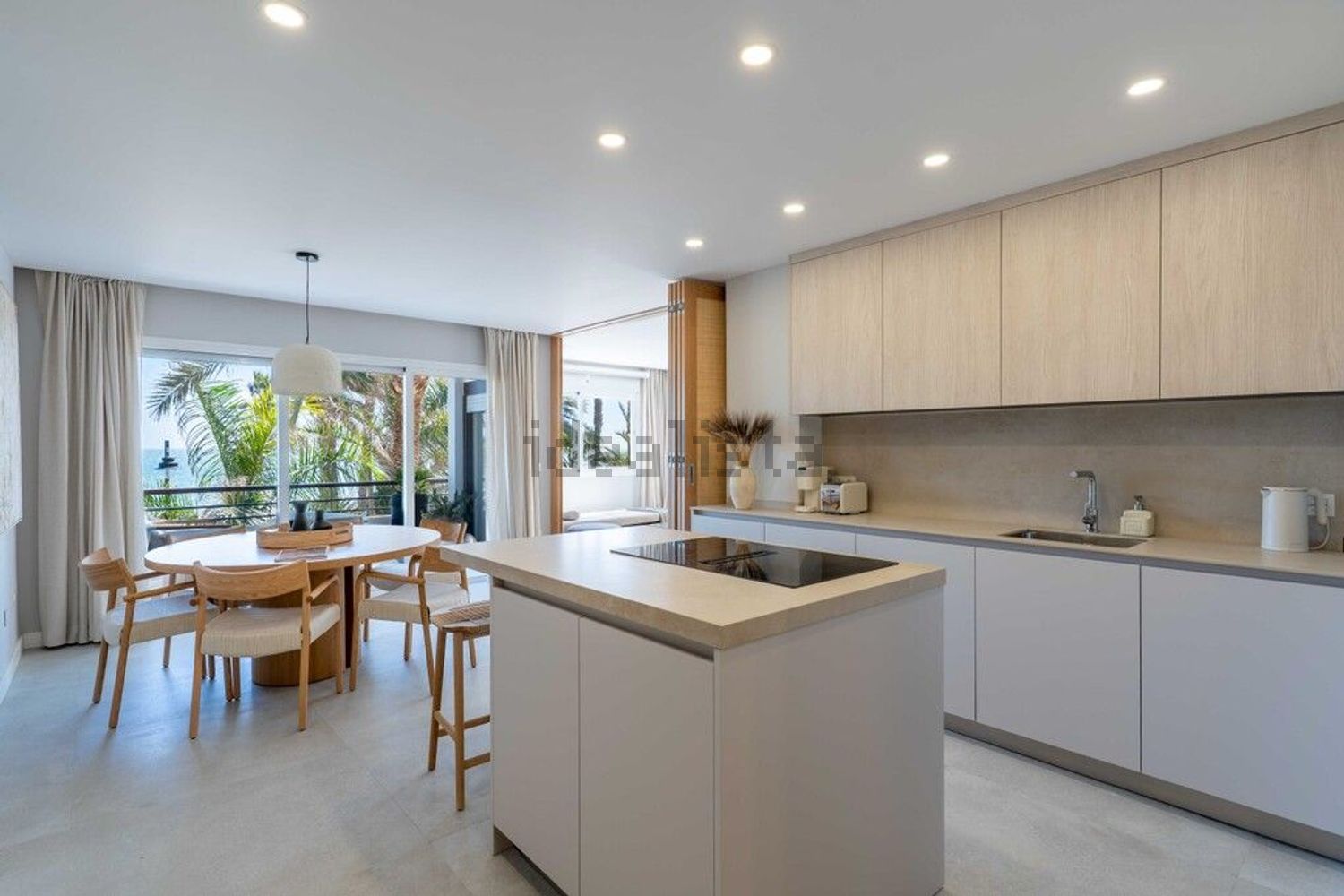 Beachfront flat in Estepona — Kitchen