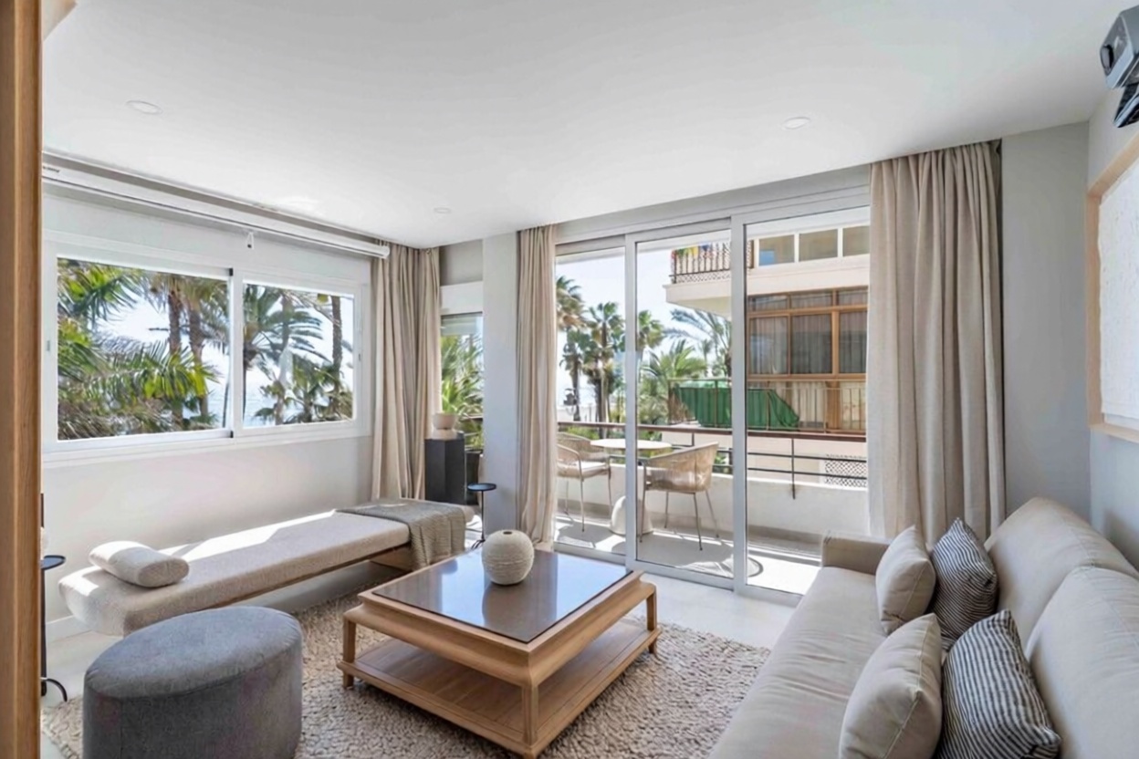 Wohnung in erste Strandlinie in Estepona — Wohnzimmer