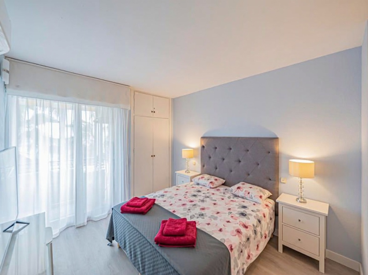 Beachfront flat in Estepona — Bedroom