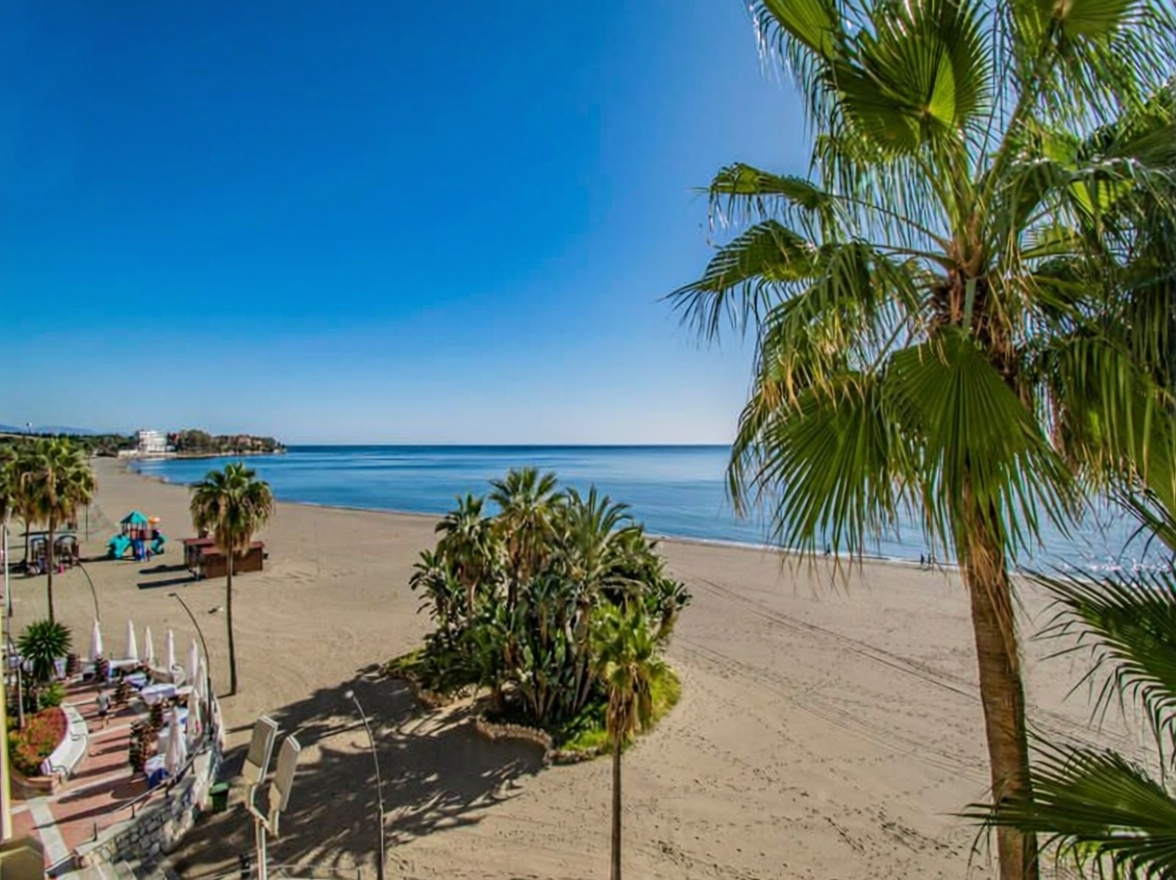 Beachfront flat in Estepona — Sea view