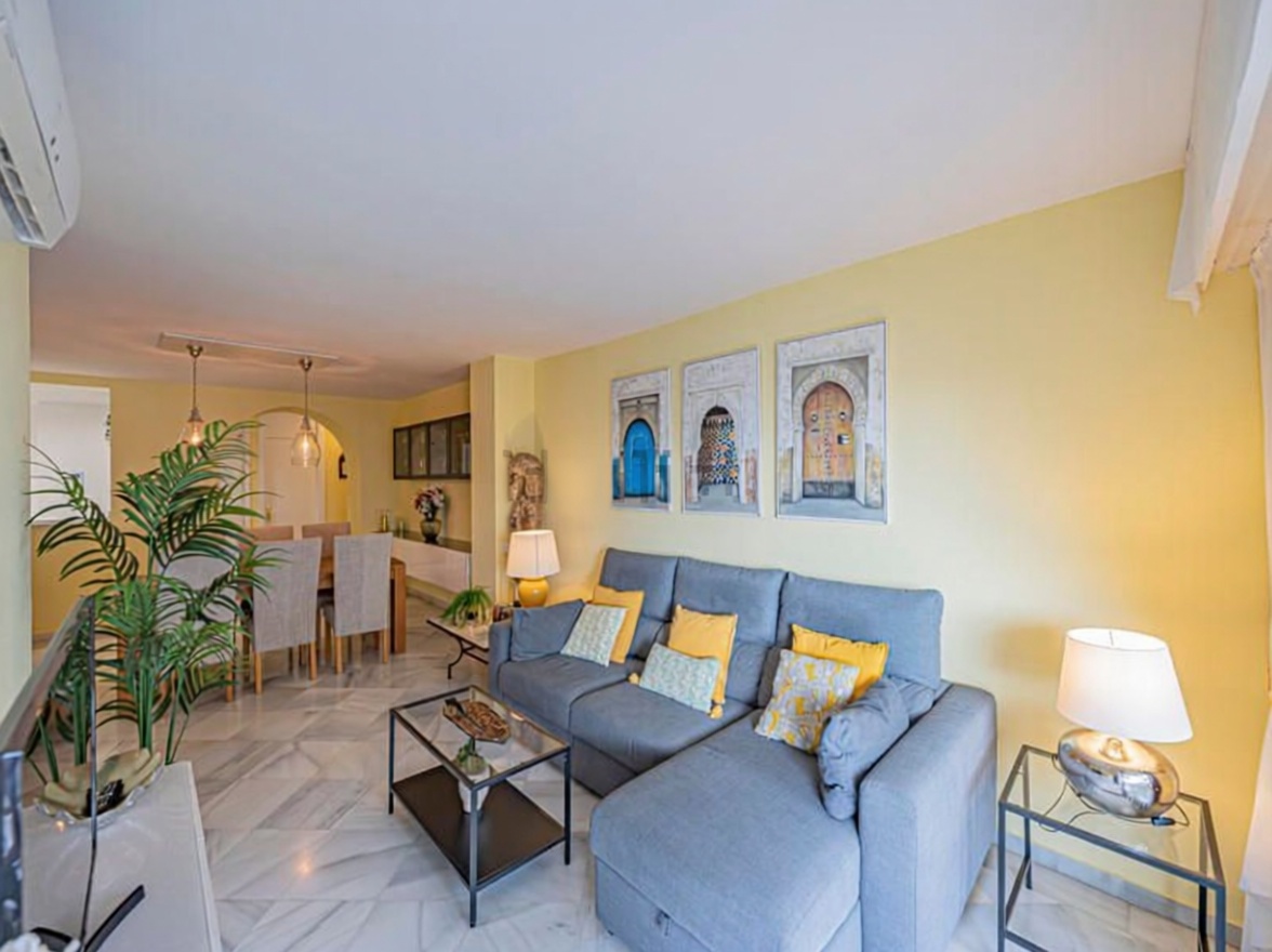 Beachfront flat in Estepona — Living room