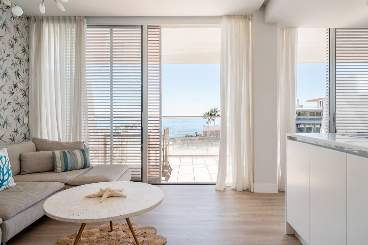 Piso en primera línea de playa en Estepona — Salón