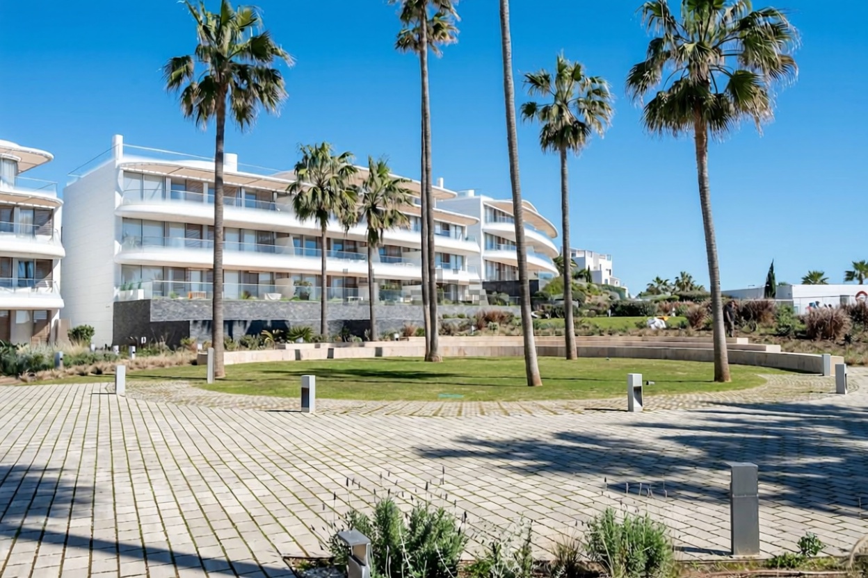 Piso en primera línea de playa en Estepona — Vista mar