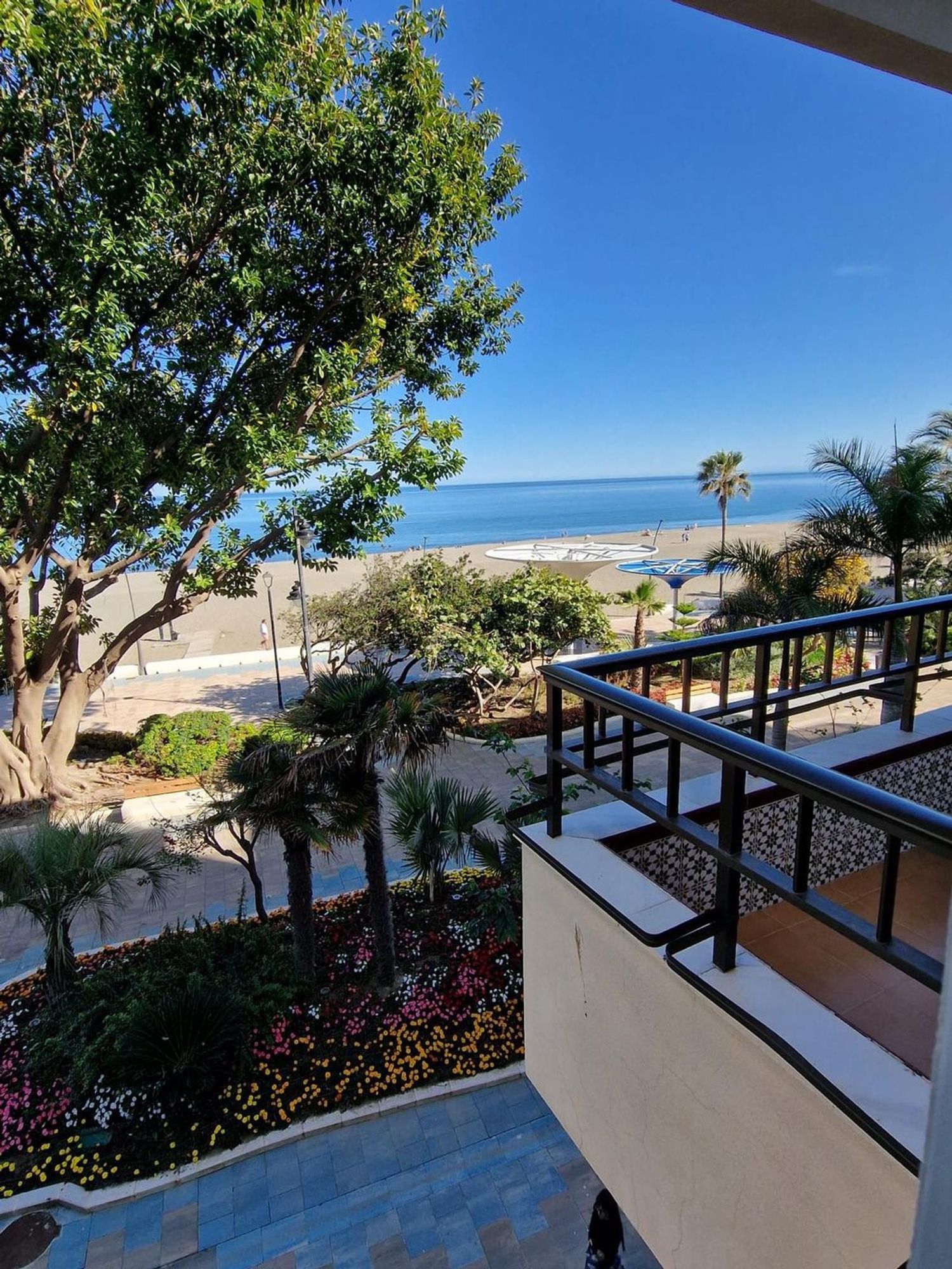 Beachfront flat in Estepona — Sea terrace