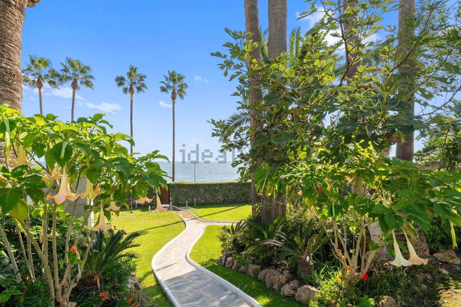 Beachfront flat in Estepona — Sea view