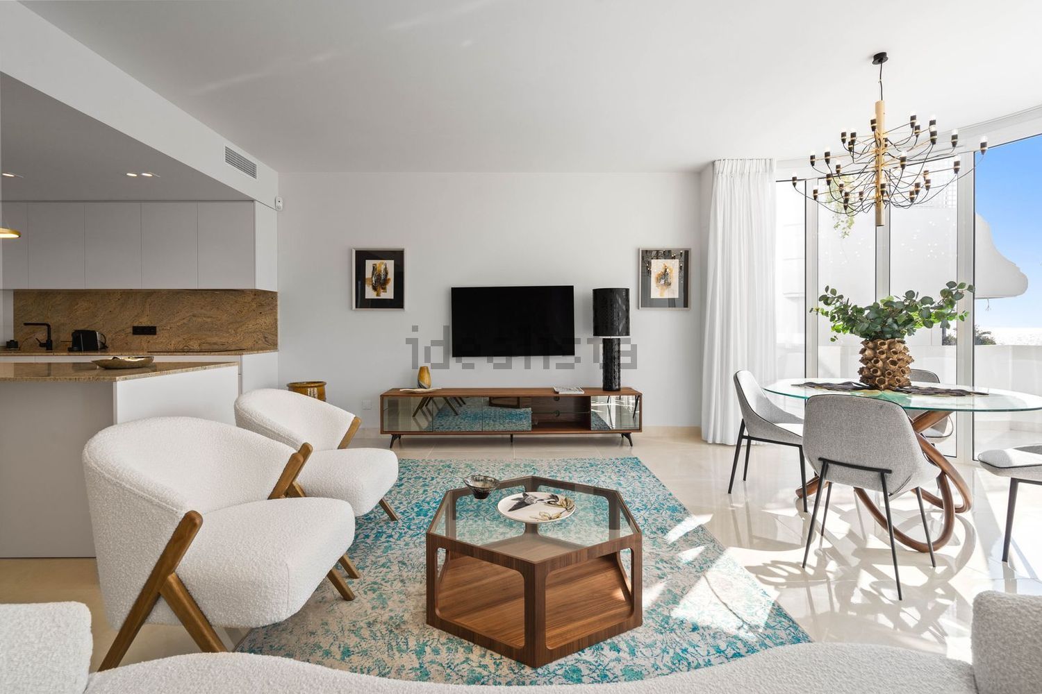Beachfront flat in Estepona — Living room