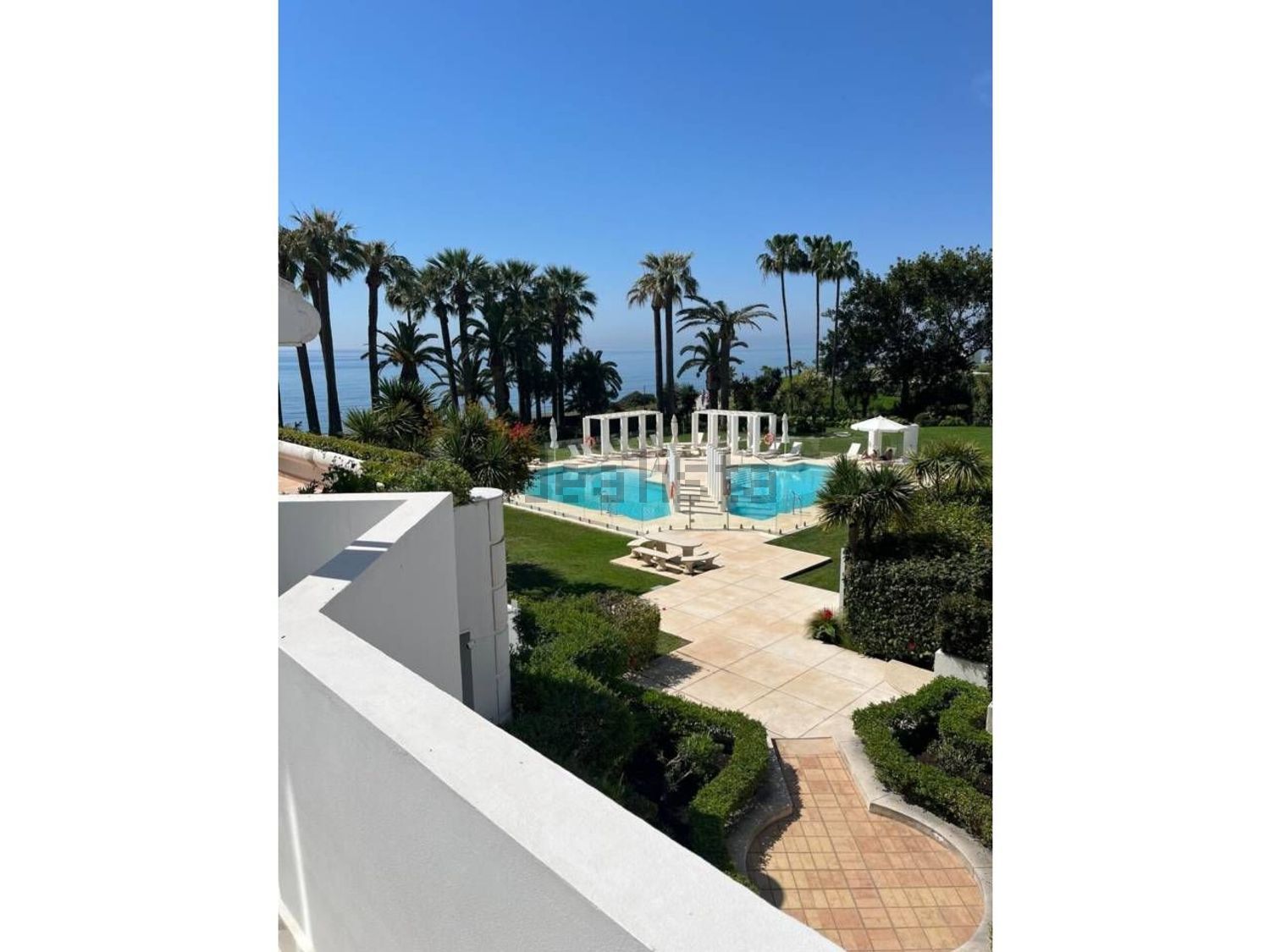 Beachfront flat in Estepona — Sea view