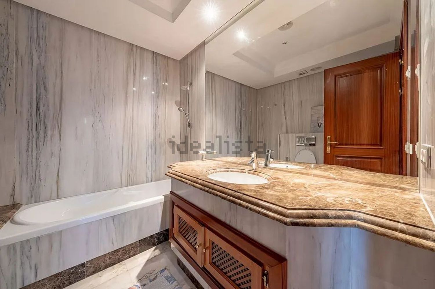 Beachfront flat in Estepona — Bathroom