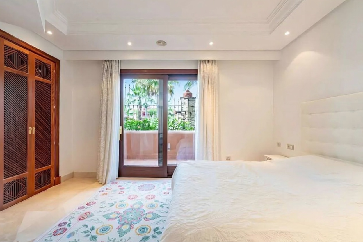 Piso en primera línea de playa en Estepona — Dormitorio