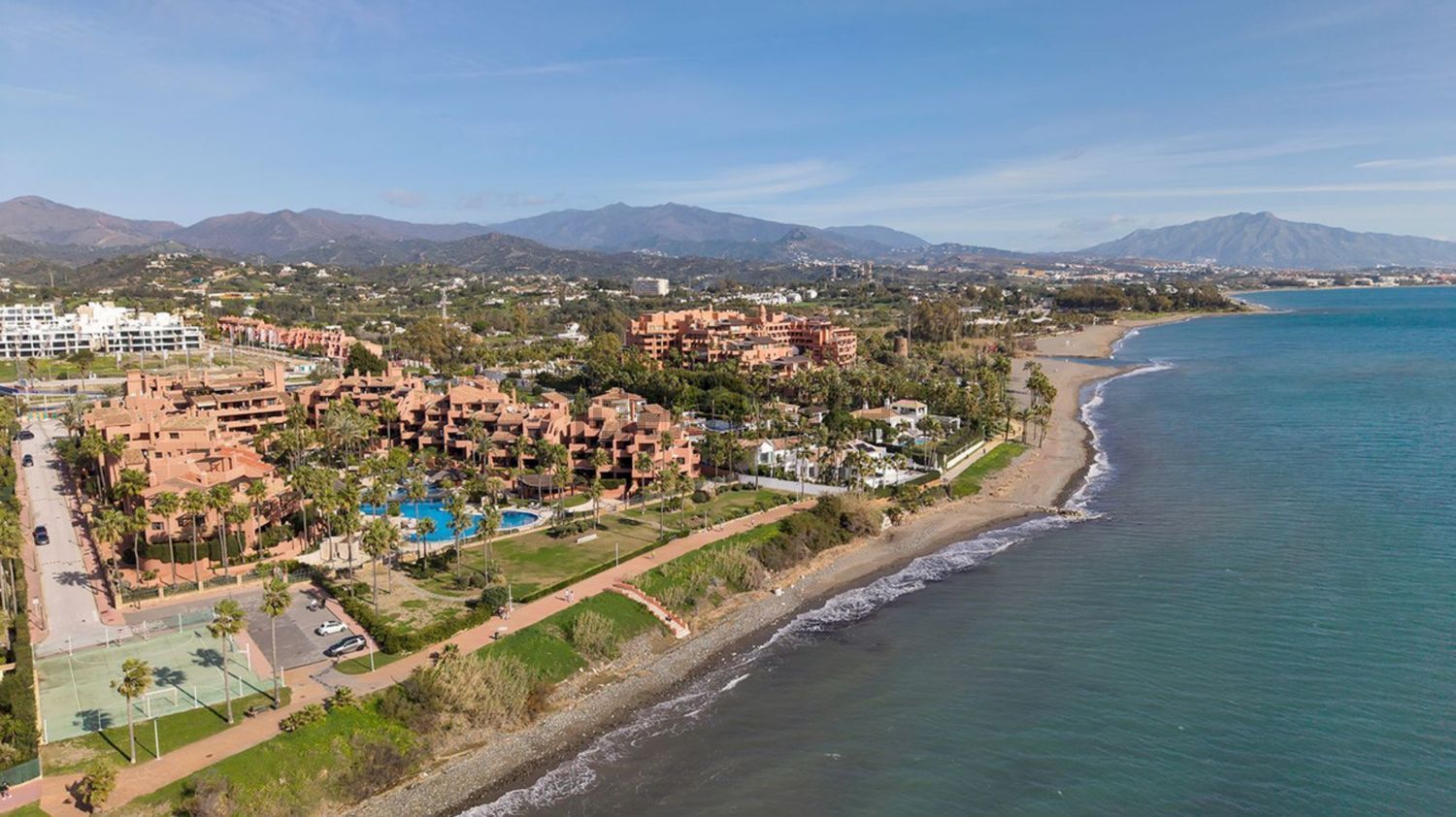 Apartamento em primeira linha de praia em Estepona — Aérea