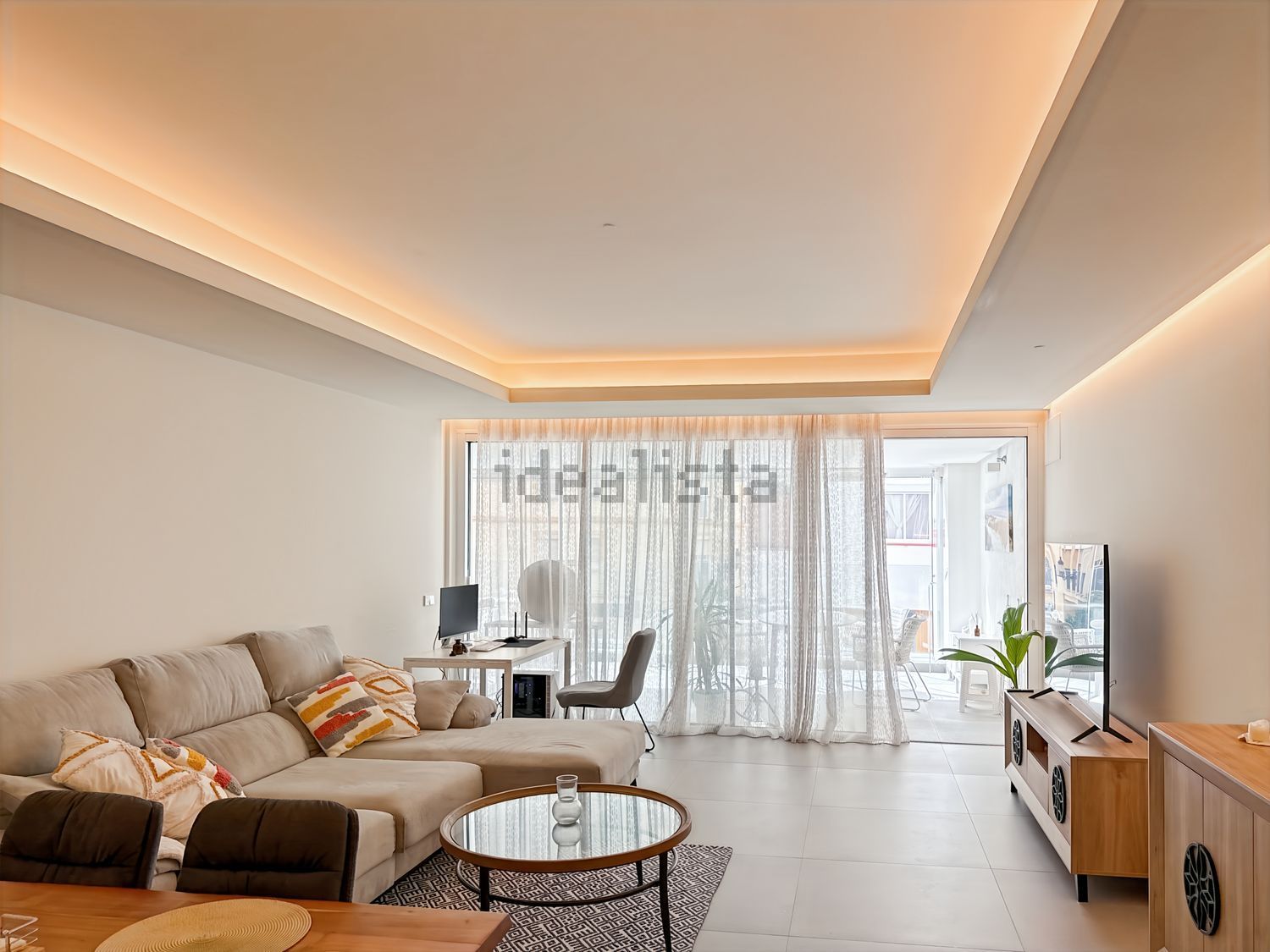Beachfront flat in Estepona — Living room
