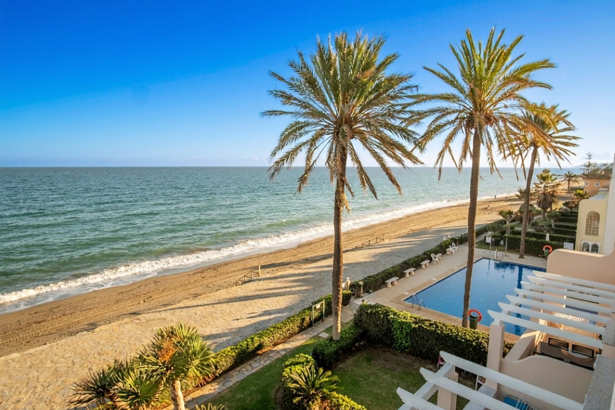 Seafront attic in Estepona — Sea view